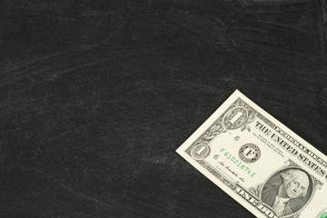 Geldschein US Dollar und eine schwarze Kreidetafel als Vorlage zum Bearbeiten