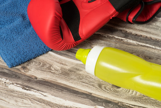 Boxerhandschuhe, Handtuch und eine Trinkflasche