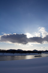 Obraz premium 川と雪景色 青空 秋田県 冬