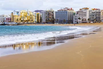 Foto op Plexiglas Las-Palmas de Gran Canaria, Spain, on January 6, 2018. The winter sun lights the Playa de Las Canteras beach on the bank of the Atlantic Ocean and waterfront.  © Elena Belyaeva