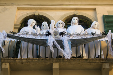 Gruppo di fantasmi al balcone di una casa mascherati per carnevale