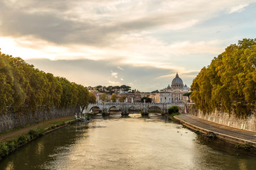 Naklejka premium Późną jesienią wczesną zimą widok na watykańską katedrę św.Piotra lub po prostu Bazylikę św.Piotra i Ponte Vittorio Emanuele II, most w Rzymie we Włoszech, zbudowany przez architekta Ennio De Rossi
