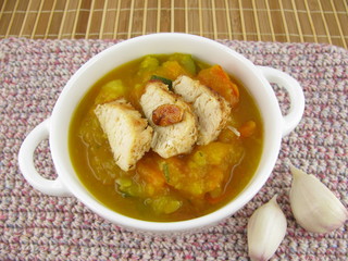 Gemüsesuppe in einer Schüssel mit Knoblauchhähnchen