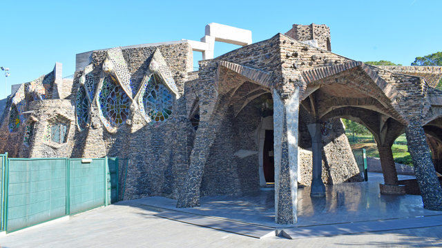 Cripta de la Col&ograve;nia G&uuml;ell, en provincia de Barcelona
