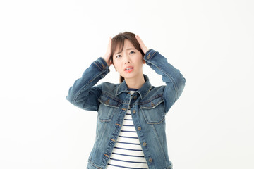 頭を抱える若い女性