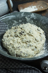 Zutaten Hefeteig für Rosinenbrot mit Kümmel mit nostalgischem Zubehör