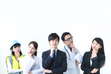 悩む様々な職業の人々