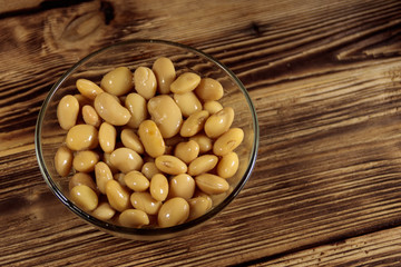 White kidney bean in glass bowl on wooden table
