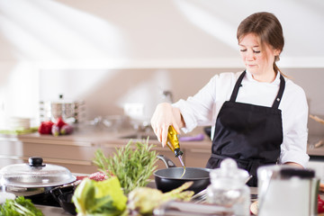 Chef Kochin in der Küche (Steak Fleisch Zubereitung)