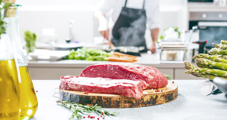 Chef Koch in der Küche,Steak Fleisch Zubereitung