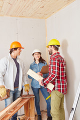 Handwerker besprechen Zusammenarbeit