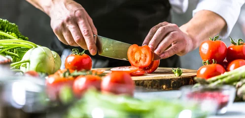 Foto op Plexiglas Chef-kok in de keuken met verse groenten (tomaten) © karepa