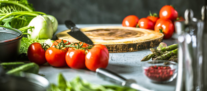 Chefkoch in der K&uuml;che mit Frischem Gem&uuml;se(Tomaten)