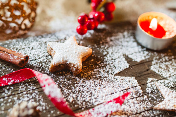 Weihnachtsdekoration auf Holz