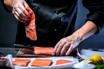 Chef Koch in der Küche (Lachs Fisch gericht)