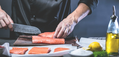 Chef Koch in der Küche (Lachs Fisch gericht)