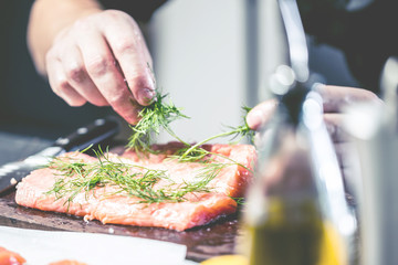 Chef Koch in der Küche (Lachs Fisch gericht)