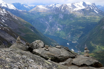 Fototapeta na wymiar Blick von oben auf Landschaft und Fjord in Norwegen