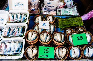 Fototapeta premium Pesce fresco al mercato Thailandese