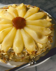 Birnen-Quitten Bisquittorte mit gerösteten Mandelblätchen 