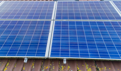 Sonnenkollektoren Solarplatten auf einem Hausdach 