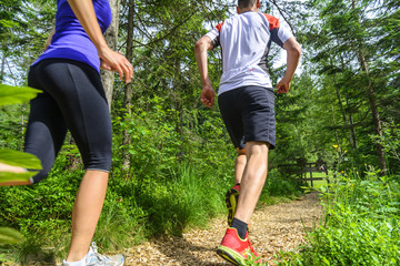 gesundheitsbewusste Jogger auf einem Hackschnitzelpfad