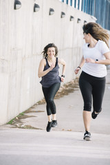Obraz premium two running woman in the street