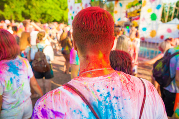 Fototapeta premium guy celebrate holi festival, make selfie