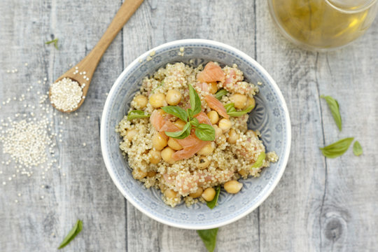 Insalata di quinoa, salmone affumicato e ceci