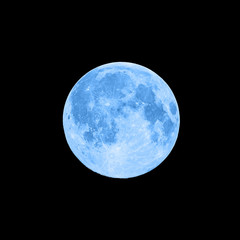 Fototapeta premium Niebieski super księżyc na białym tle na czarnym tle