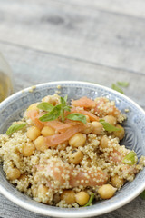 Insalata di quinoa, salmone affumicato e ceci