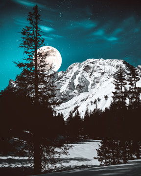 Supermond &uuml;ber den Bergen der Alpen in Bayern