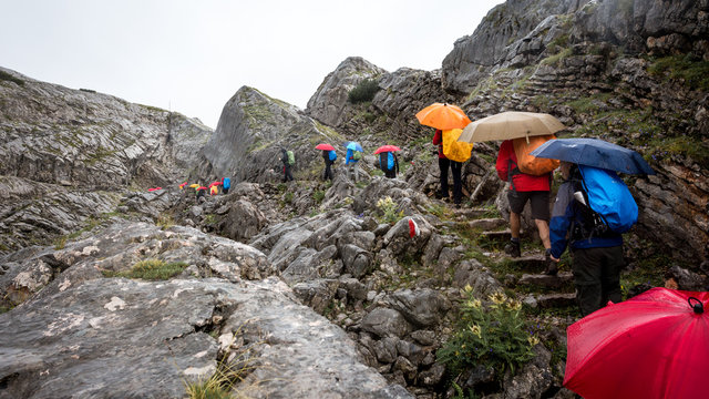 Bergwandern mit Regenschirm