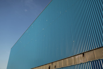 Industriekomplex mit blauem Himmel