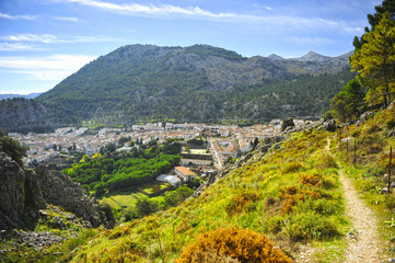 El pueblo de Grazalema entre montañas, Pueblos Blancos, Parque Natural Sierra de Grazalema,...