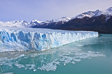 Fototapeta na wymiar 【アルゼンチンの世界遺産】ロス・グラシアレス国立公園のペリト・モレノ氷河