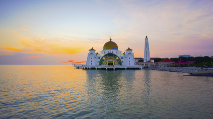 Obraz premium Majestic view of Malacca Straits Mosque during sunset