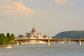 Naklejka premium Margaret bridge, Parliament and Gellért Hill, Budapest