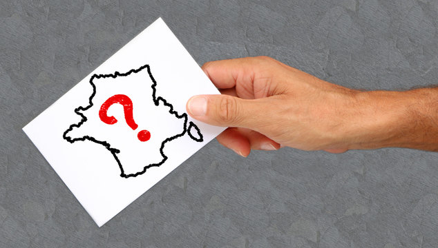 Homme tenant une carte de france avec un point d'interrogation 