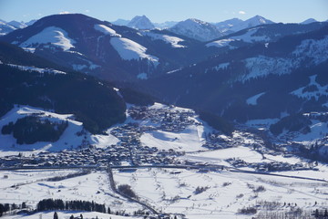 Ellmau im Winter mit schneebedeckten Dächern, Tirol, Austria