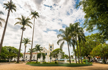 praça pública com árvores