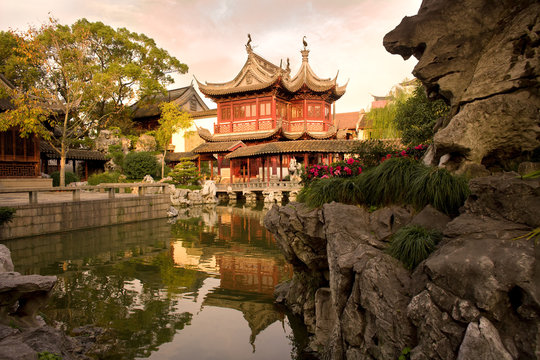 Fototapeta Pagoda at public gardens of Yuyuan Garden (Yu Garden), Old Town, Shanghai, China, Asia