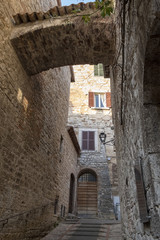 Fototapeta na wymiar Old street of Todi, Umbria