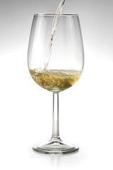 Calice di vino bianco su fondo totalmente bianco