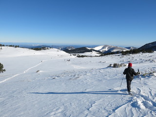 Fototapeta na wymiar Raquette en montagne sous la neige