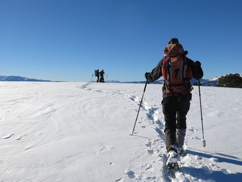 Raquette en montagne sous la neige