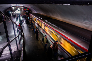 Obraz premium Stacja metra i pociąg