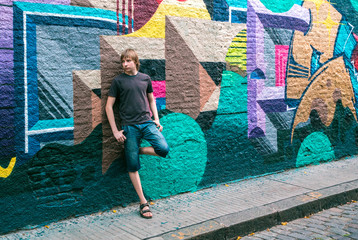 Obraz premium młody chłopak nastolatek w pobliżu ściany malowane