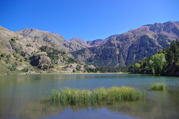 Montagne et lac de montagne dans les Pyrénées