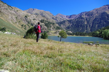 Randonneur en montagne dans les Pyrénées